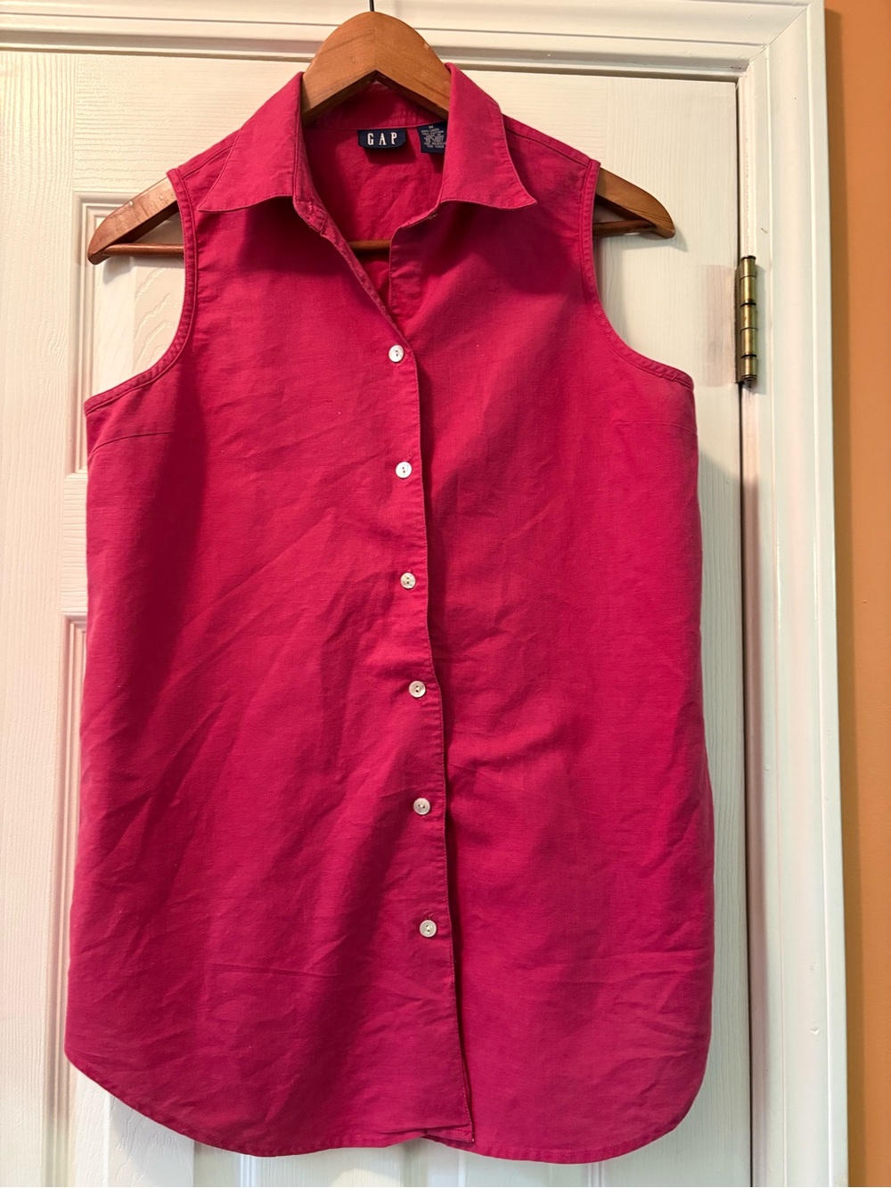 GAP Sleeveless Button-Down Top in Fuchsia